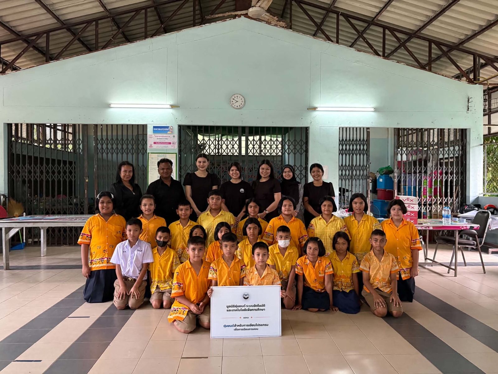 The students and teachers of Baanthonpla School with the RAT Foundation team